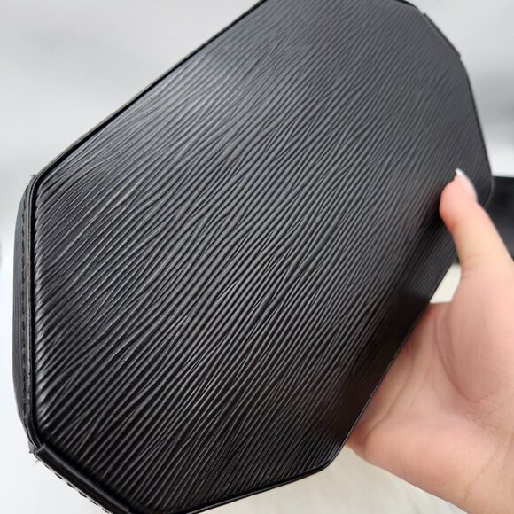 Louis Vuitton Black Epi Leather Sac - Picture 7 of 17